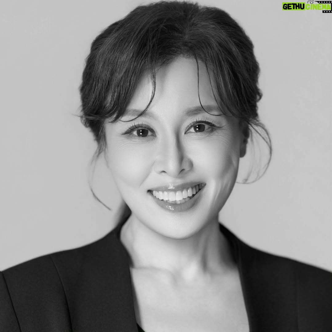 Hong Ji-min - 889 Likes - 새로운 프로필 사진 
보정 과정에서 주름을 싹 다 없애 버리려고 했지만 ㅎㅎㅎㅎㅎ
자연스럽게 조금은  남겨 놓는 걸로요
😆 😆ㅎㅎㅎㅎㅎ 

손승우 작가님 감사합니다. 다 마음에 들어요💖❤️❤️❤️
올해  저는 어떤 일을 하게 될까요 
두근두근 설레는 마음으로 무조건 감사하는 마음으로

프로필 비하인드 스토리
원래 너무 활짝 웃는 모습 말고 뭔가 배우스럽게 ㅎㅎㅎ 무표정한 얼굴 무서운 얼굴 공포에 질린 듯한 얼굴
우는 얼굴 등등 사진 진짜 많이 찍었거든요 근데 결국 최종 선택된 사진들은 다 웃는 사진입니다 아하하하하 아하하하하 

참고로 제가 선택하지 않았어요 
아하하하하 아하하하하 

여러분 오늘도 감사하는 마음으로 큰 소리로 웃으면서 하루를 시작해 보아요. 아하하하하 
사랑하고 축복합니다❤️❤️❤️❤️❤️

#스튜디오이움 #손승우 #프로필
#studio_eium