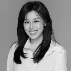 Hong Ji-min Instagram - 새로운 프로필 사진 
보정 과정에서 주름을 싹 다 없애 버리려고 했지만 ㅎㅎㅎㅎㅎ
자연스럽게 조금은  남겨 놓는 걸로요
😆 😆ㅎㅎㅎㅎㅎ 

손승우 작가님 감사합니다. 다 마음에 들어요💖❤️❤️❤️
올해  저는 어떤 일을 하게 될까요 
두근두근 설레는 마음으로 무조건 감사하는 마음으로

프로필 비하인드 스토리
원래 너무 활짝 웃는 모습 말고 뭔가 배우스럽게 ㅎㅎㅎ 무표정한 얼굴 무서운 얼굴 공포에 질린 듯한 얼굴
우는 얼굴 등등 사진 진짜 많이 찍었거든요 근데 결국 최종 선택된 사진들은 다 웃는 사진입니다 아하하하하 아하하하하 

참고로 제가 선택하지 않았어요 
아하하하하 아하하하하 

여러분 오늘도 감사하는 마음으로 큰 소리로 웃으면서 하루를 시작해 보아요. 아하하하하 
사랑하고 축복합니다❤️❤️❤️❤️❤️

#스튜디오이움 #손승우 #프로필
#studio_eium