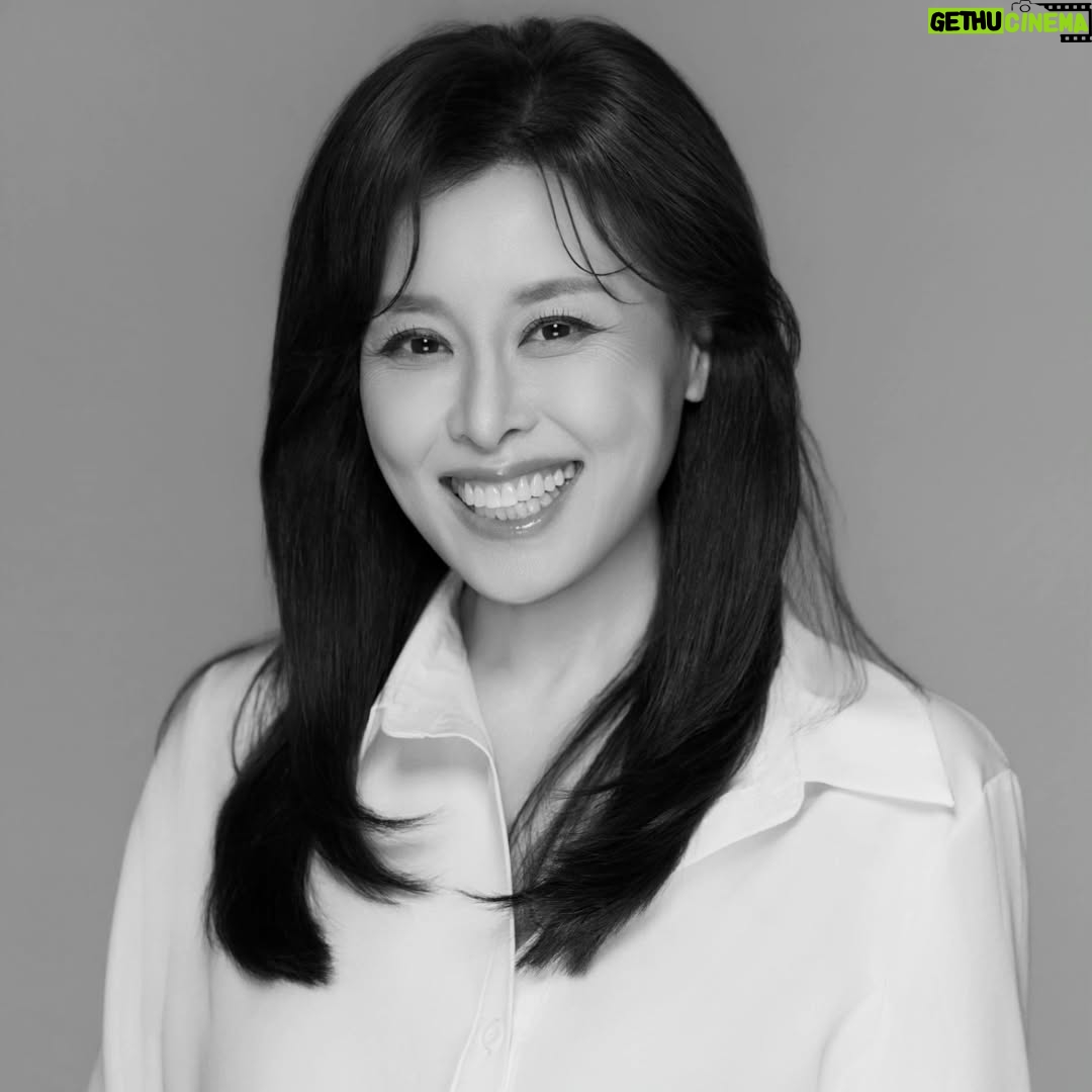 Hong Ji-min - 889 Likes - 새로운 프로필 사진 
보정 과정에서 주름을 싹 다 없애 버리려고 했지만 ㅎㅎㅎㅎㅎ
자연스럽게 조금은  남겨 놓는 걸로요
😆 😆ㅎㅎㅎㅎㅎ 

손승우 작가님 감사합니다. 다 마음에 들어요💖❤️❤️❤️
올해  저는 어떤 일을 하게 될까요 
두근두근 설레는 마음으로 무조건 감사하는 마음으로

프로필 비하인드 스토리
원래 너무 활짝 웃는 모습 말고 뭔가 배우스럽게 ㅎㅎㅎ 무표정한 얼굴 무서운 얼굴 공포에 질린 듯한 얼굴
우는 얼굴 등등 사진 진짜 많이 찍었거든요 근데 결국 최종 선택된 사진들은 다 웃는 사진입니다 아하하하하 아하하하하 

참고로 제가 선택하지 않았어요 
아하하하하 아하하하하 

여러분 오늘도 감사하는 마음으로 큰 소리로 웃으면서 하루를 시작해 보아요. 아하하하하 
사랑하고 축복합니다❤️❤️❤️❤️❤️

#스튜디오이움 #손승우 #프로필
#studio_eium