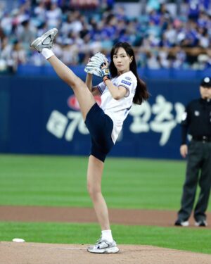 Hong Soo-hyun Instagram - [TODAY FN ⚾️]

수현 배우가 삼성 라이온즈팀 시구자로
라이온즈 파크 마운드 위에 올랐습니다🦁⚾️

수현TEAM은 함께 직관하며 승리를 위해 응원중!!

#홍수현 #HongSooHyun @soo_hyun_hong
#삼성라이온즈 #SAMSUNGlions @samsunglions_baseballclub
#kbo @kbo.official