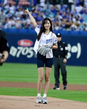 Hong Soo-hyun Instagram - [TODAY FN ⚾️]

수현 배우가 삼성 라이온즈팀 시구자로
라이온즈 파크 마운드 위에 올랐습니다🦁⚾️

수현TEAM은 함께 직관하며 승리를 위해 응원중!!

#홍수현 #HongSooHyun @soo_hyun_hong
#삼성라이온즈 #SAMSUNGlions @samsunglions_baseballclub
#kbo @kbo.official