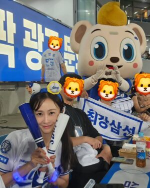 Hong Soo-hyun Instagram - [TODAY FN ⚾️]

수현 배우가 삼성 라이온즈팀 시구자로
라이온즈 파크 마운드 위에 올랐습니다🦁⚾️

수현TEAM은 함께 직관하며 승리를 위해 응원중!!

#홍수현 #HongSooHyun @soo_hyun_hong
#삼성라이온즈 #SAMSUNGlions @samsunglions_baseballclub
#kbo @kbo.official