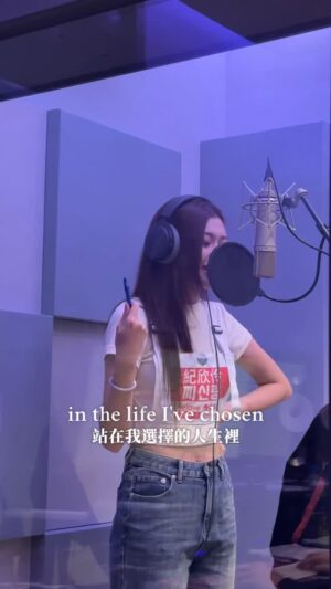 Hsin-Ling Chi Instagram - 2025年對我來說是很特別的一年
有告別 有收穫 也有很多學習跟成長

謝謝大家的愛戴
無論是因為「紀欣伶」還是「辛蒂王妃」而認識我
我都很珍惜
如果我曾帶給你幾秒鐘的快樂
那就是我最想做到的事😗💕

謝謝生命中所有出現的人 愛你們🤩
今年我很努力在耕耘我的事業
明年有很多精彩的作品要準備跟大家見面了！
請期待！！