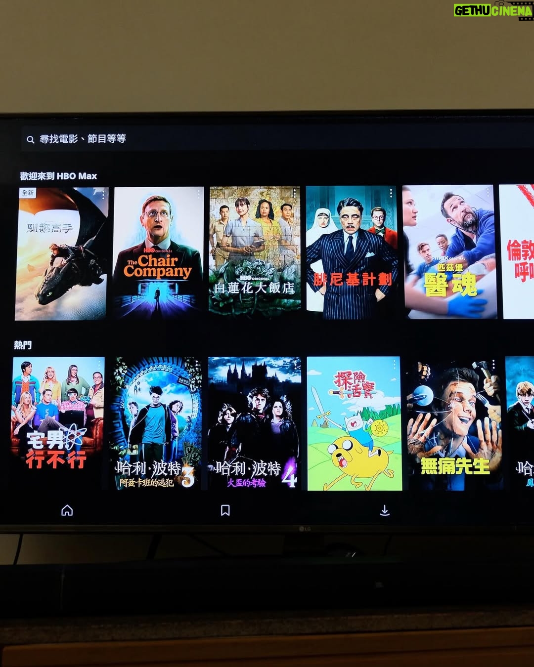 Hsin-Ling Chi - 8K Likes - 終於跟我們家威宇哥有共同喜好（淚流滿面）
最近他會跟我一起在客廳看各種電影
這些照片我即將珍藏到100歲
首先我的得獎感言是⋯ （？
謝謝大家一路以來的支持 可以與威宇哥獲得姐弟時光我非常感動 恭喜各位看到威宇哥的笑臉
超級謝謝HBO頻道和HBO Max😍能幫我完成這個《不可能的任務》
 
從小看到大的電影
那一首一響就知道的主題曲
不管哪一集都讓人自動進入緊張模式🫨
 
《不可能的任務》對我來說不只是動作片
而是一種 「只要伊森 •  韓特還沒放棄  就還有希望」 的存在
每一次任務看起來都不可能
但他總是用意志 、 信念
還有一點點不要命的勇氣撐到最後一秒
一群人彼此互相接住
那種緊張 、 熱血 、 相信彼此的感覺
真的不會過時🥹 ❤
 
可以跟家人一起看
共度這種平凡又珍貴的時光
非常幸福
 
本週六就可以來看【不可能的任務：最終清算】🤩
一定守著HBO頻道!!!
 
📺HBO 頻道 | 周六夜首播
【不可能的任務：最終清算】 12 月 20 日 晚間 9 點
【超人】12 月 27 日 晚間 9 點
 
🎬 HBO Max | 精選電影
【窒友梅根 2.0】12 月 26 日
【不可能的任務：最終清算】12 月 29 日
 
把週末留給電影 、 留給陪你一起看的人
有些畫面真的可以被珍藏到 100 歲
 
#HBO #週六夜首播 #HBOMaxPartner #不可能的任務
@hbomaxtw