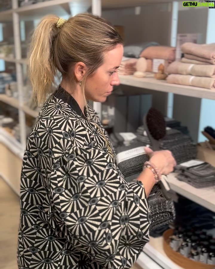 Iina Kuustonen - 7.8K Likes - Mainos & arvonta / @lapuankankurit 

Kävin Lapuan kankureiden ihanassa putiikissa Katariinankadulla valitsemassa joululahjat eräälle Mikko Kuustoselle, sekä kodin hengetär -siskolleni Minkalle. Löysin toki itselleni kaikkein eniten lahjoja. Mukaan tarttui tämä super lämmin villainen KAAMOS-viltti, koska se sopii täydellisesti pimeään aikaan ja pimeän vaalimiseen. ❤️

Saan arpoa teillekin tämän pehmeän ja lämpimän KAAMOS-viltin, jonka arvo on 189€! Viltti toimii myös peittona pussilakanan sisällä, sillä se on peiton kokoinen! 
Osallistu arvontaan seuraamalla @lapuankankurit ja kommentoimalla alle kenelle antaisit viltin joululahjaksi. Arvontaan voi osallistua 12.12 perjantaihin saakka ja voittajaan ollaan henkilökohtaisesti yhteydessä.

Saatte kaikki myös koodilla IINA20
20 % alennuksen Lapuan kankureiden verkkokaupan ostoksista! Koodia ei voi yhdistää muihin tarjouksiin. Alekoodi on voimassa 15.12. saakka.

Ihanaa joulun aikaa kaikille! ❤️

@lapuankankurit 
#kotimainen
#kutomo
#joululahjat

Instagram / Meta ei osallistu arvontaan
