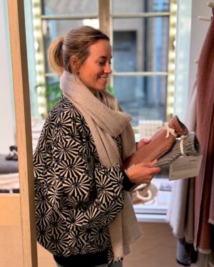 Iina Kuustonen Instagram - Mainos & arvonta / @lapuankankurit 

Kävin Lapuan kankureiden ihanassa putiikissa Katariinankadulla valitsemassa joululahjat eräälle Mikko Kuustoselle, sekä kodin hengetär -siskolleni Minkalle. Löysin toki itselleni kaikkein eniten lahjoja. Mukaan tarttui tämä super lämmin villainen KAAMOS-viltti, koska se sopii täydellisesti pimeään aikaan ja pimeän vaalimiseen. ❤️

Saan arpoa teillekin tämän pehmeän ja lämpimän KAAMOS-viltin, jonka arvo on 189€! Viltti toimii myös peittona pussilakanan sisällä, sillä se on peiton kokoinen! 
Osallistu arvontaan seuraamalla @lapuankankurit ja kommentoimalla alle kenelle antaisit viltin joululahjaksi. Arvontaan voi osallistua 12.12 perjantaihin saakka ja voittajaan ollaan henkilökohtaisesti yhteydessä.

Saatte kaikki myös koodilla IINA20
20 % alennuksen Lapuan kankureiden verkkokaupan ostoksista! Koodia ei voi yhdistää muihin tarjouksiin. Alekoodi on voimassa 15.12. saakka.

Ihanaa joulun aikaa kaikille! ❤️

@lapuankankurit 
#kotimainen
#kutomo
#joululahjat

Instagram / Meta ei osallistu arvontaan