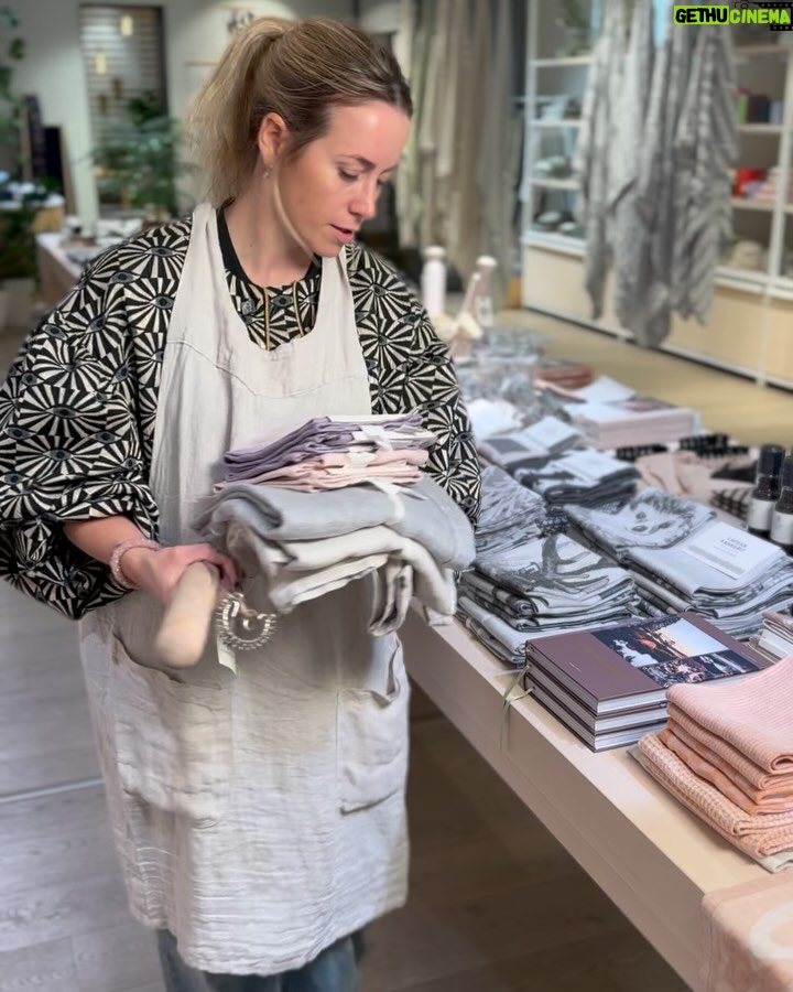 Iina Kuustonen - 7.8K Likes - Mainos & arvonta / @lapuankankurit 

Kävin Lapuan kankureiden ihanassa putiikissa Katariinankadulla valitsemassa joululahjat eräälle Mikko Kuustoselle, sekä kodin hengetär -siskolleni Minkalle. Löysin toki itselleni kaikkein eniten lahjoja. Mukaan tarttui tämä super lämmin villainen KAAMOS-viltti, koska se sopii täydellisesti pimeään aikaan ja pimeän vaalimiseen. ❤️

Saan arpoa teillekin tämän pehmeän ja lämpimän KAAMOS-viltin, jonka arvo on 189€! Viltti toimii myös peittona pussilakanan sisällä, sillä se on peiton kokoinen! 
Osallistu arvontaan seuraamalla @lapuankankurit ja kommentoimalla alle kenelle antaisit viltin joululahjaksi. Arvontaan voi osallistua 12.12 perjantaihin saakka ja voittajaan ollaan henkilökohtaisesti yhteydessä.

Saatte kaikki myös koodilla IINA20
20 % alennuksen Lapuan kankureiden verkkokaupan ostoksista! Koodia ei voi yhdistää muihin tarjouksiin. Alekoodi on voimassa 15.12. saakka.

Ihanaa joulun aikaa kaikille! ❤️

@lapuankankurit 
#kotimainen
#kutomo
#joululahjat

Instagram / Meta ei osallistu arvontaan