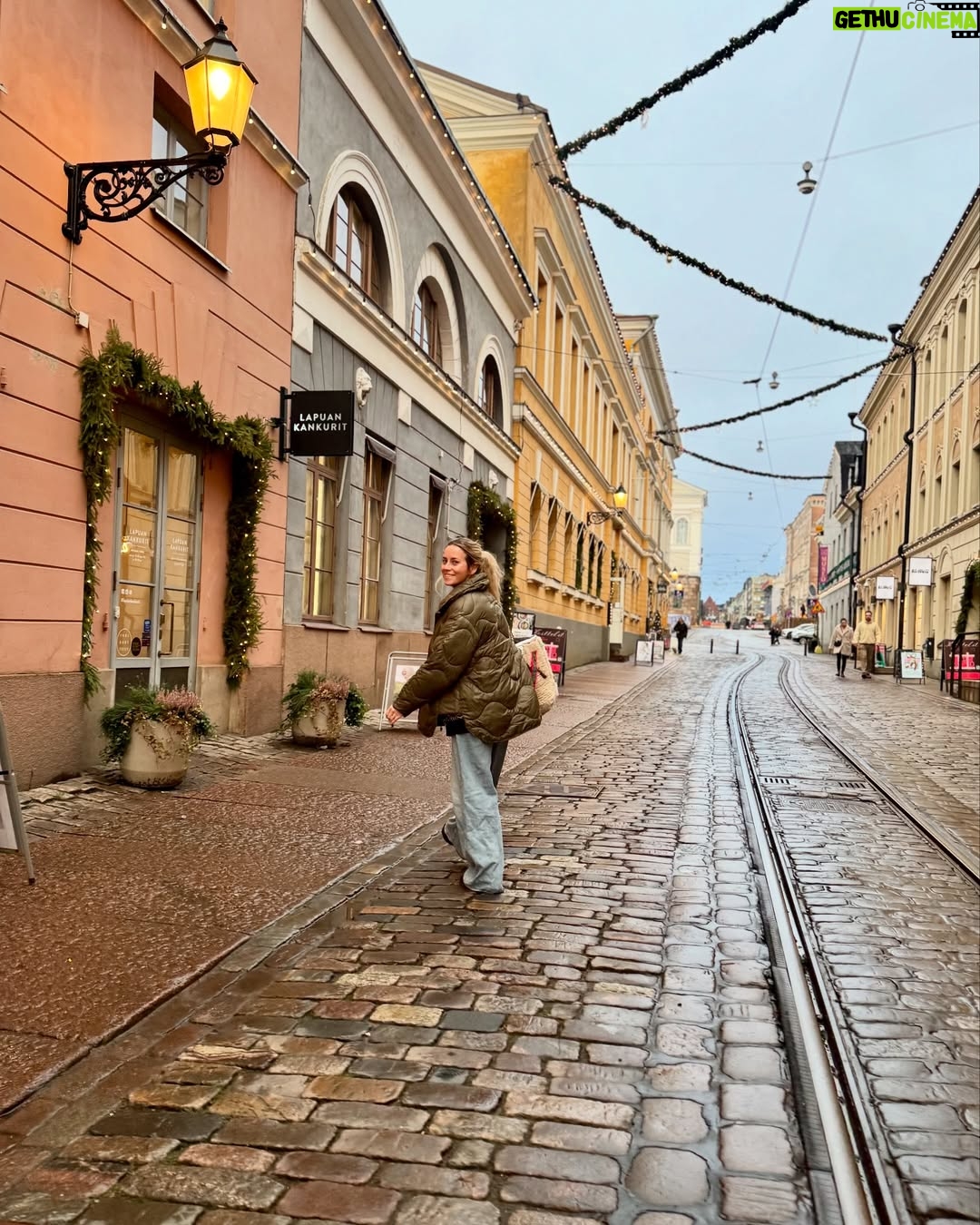Iina Kuustonen - 7.8K Likes - Mainos & arvonta / @lapuankankurit 

Kävin Lapuan kankureiden ihanassa putiikissa Katariinankadulla valitsemassa joululahjat eräälle Mikko Kuustoselle, sekä kodin hengetär -siskolleni Minkalle. Löysin toki itselleni kaikkein eniten lahjoja. Mukaan tarttui tämä super lämmin villainen KAAMOS-viltti, koska se sopii täydellisesti pimeään aikaan ja pimeän vaalimiseen. ❤️

Saan arpoa teillekin tämän pehmeän ja lämpimän KAAMOS-viltin, jonka arvo on 189€! Viltti toimii myös peittona pussilakanan sisällä, sillä se on peiton kokoinen! 
Osallistu arvontaan seuraamalla @lapuankankurit ja kommentoimalla alle kenelle antaisit viltin joululahjaksi. Arvontaan voi osallistua 12.12 perjantaihin saakka ja voittajaan ollaan henkilökohtaisesti yhteydessä.

Saatte kaikki myös koodilla IINA20
20 % alennuksen Lapuan kankureiden verkkokaupan ostoksista! Koodia ei voi yhdistää muihin tarjouksiin. Alekoodi on voimassa 15.12. saakka.

Ihanaa joulun aikaa kaikille! ❤️

@lapuankankurit 
#kotimainen
#kutomo
#joululahjat

Instagram / Meta ei osallistu arvontaan