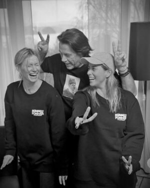 Iina Kuustonen Instagram - Tiimipaidat saatu / @makiaclothing 

Ulkoilutettiin hallituksen puheenjohtajaa ja yhtenäistettiin yrityksen työasut. 

medicineman.fi

#medicineman
#medicinewomen

@kuustonenmikko 
@minkakuustonen 

@makiaclothing 
#kummeliforever