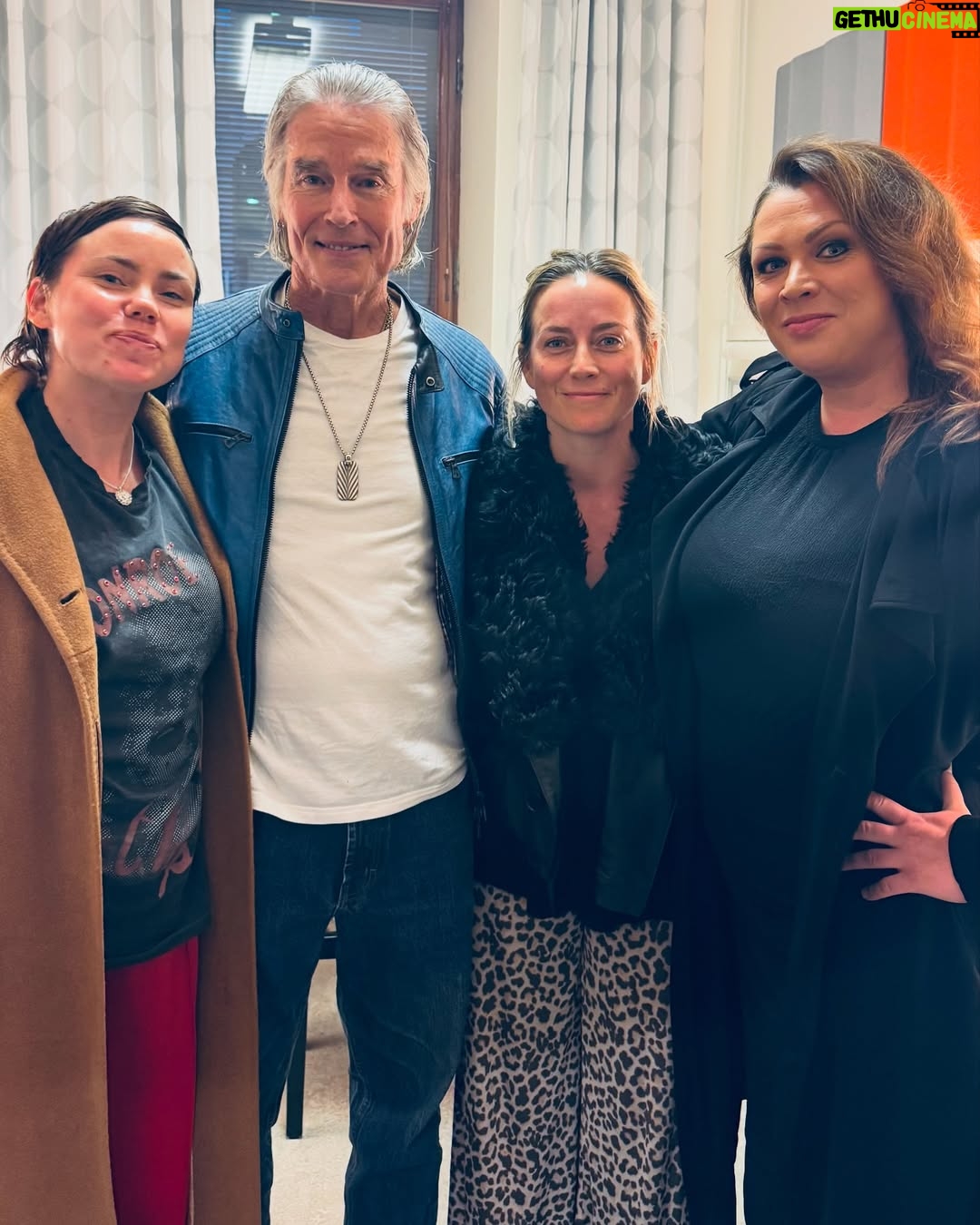 Iina Kuustonen - 6.8K Likes - What a night! ✨

Olen ollut lapsena Mummin kanssa Kauniit ja Rohkeat -risteilyllä, joten tietysti osallistuin myös tilaisuuteen An Evening With Ron Moss. 

Lapsena kudottiin Mummin kanssa kun katsottiin Kaunareita. Nyt kudoin ja katsoin Ridgeä.

#aneveningwithronmoss
#ridge
@savoyteatteri 
@saaraslvn 
@saramelleri 
#heidikirves