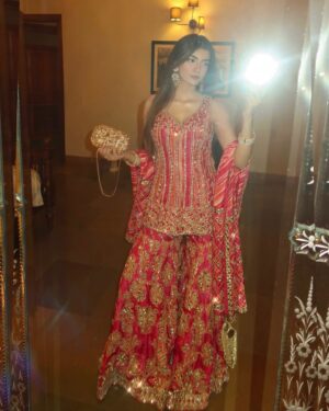 Ilisha Singh Kaurav Instagram - a dress could never🪞🧡

.

wearing @abhinavmishra_ 

#explore #sharara #lohri #indianwear #mirrorwork