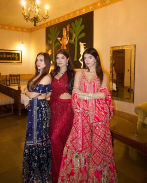 Ilisha Singh Kaurav Instagram - a dress could never🪞🧡

.

wearing @abhinavmishra_ 

#explore #sharara #lohri #indianwear #mirrorwork