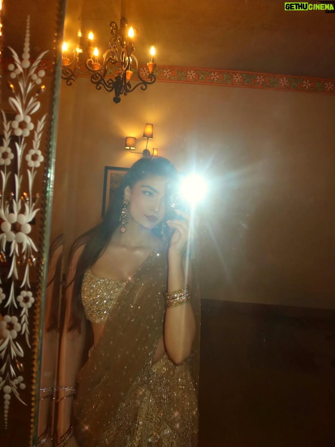 Ilisha Singh Kaurav - 21.6K Likes - staring contest⚜️👸🏻

.

#indian #explore #desi #shaadi #golden 
Lehenga, wedding season, sequins, outfit inspo, fyp