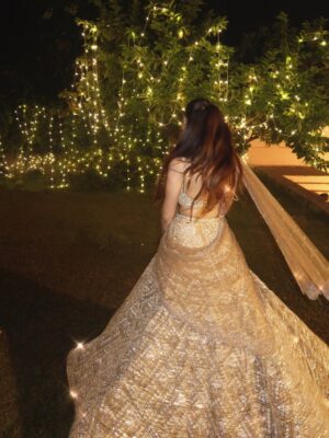 Ilisha Singh Kaurav Instagram - staring contest⚜️👸🏻

.

#indian #explore #desi #shaadi #golden 
Lehenga, wedding season, sequins, outfit inspo, fyp