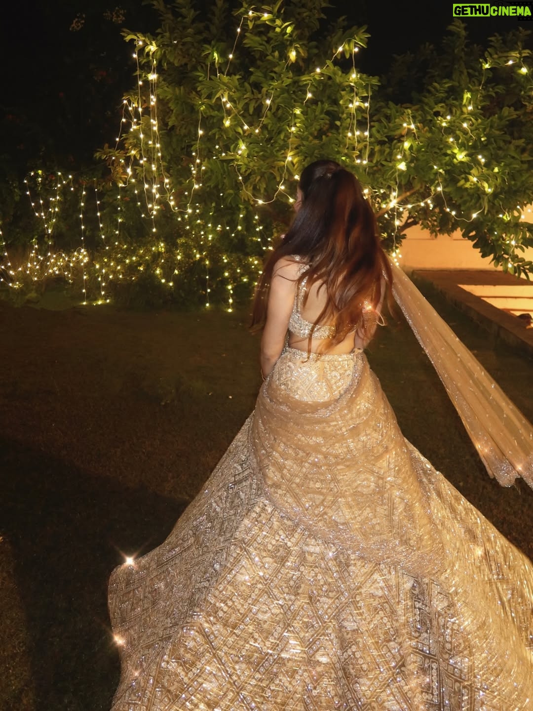 Ilisha Singh Kaurav - 21.6K Likes - staring contest⚜️👸🏻

.

#indian #explore #desi #shaadi #golden 
Lehenga, wedding season, sequins, outfit inspo, fyp