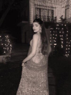 Ilisha Singh Kaurav Instagram - staring contest⚜️👸🏻

.

#indian #explore #desi #shaadi #golden 
Lehenga, wedding season, sequins, outfit inspo, fyp
