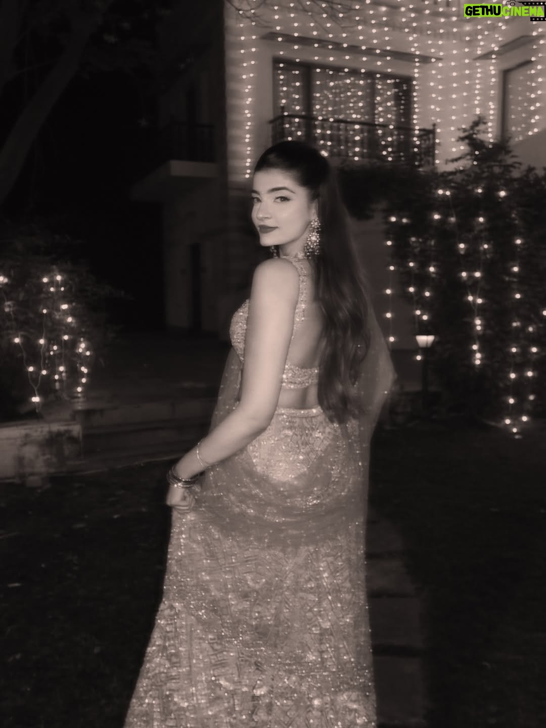 Ilisha Singh Kaurav - 21.6K Likes - staring contest⚜️👸🏻

.

#indian #explore #desi #shaadi #golden 
Lehenga, wedding season, sequins, outfit inspo, fyp