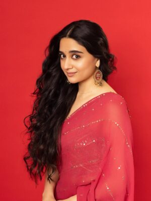 Iman Esmail Instagram - Happy New Year ❤️ thank you all for your continuous love and support, it means more than you know! Cheers to another year of spreading light and love through art 💕

.
Outfit: @payalsinghal 
Jewellery: @neerusindia
Makeup: @makeupartist_nehaa
Hair: @Chakrapu.madhu
Shot by: @shareefnandyala