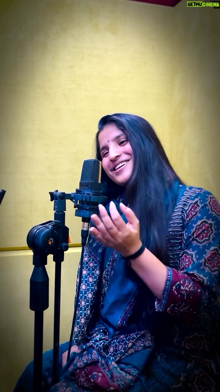 Indravathi Chauhan - 89.8K Likes - కోపం వస్తే మండుటెండ మనసు మాత్రం వెండికొండ
వానమబ్బు లాంటి వాటం నీదయా❤️🥰…….

Music&video: @kumar___myric