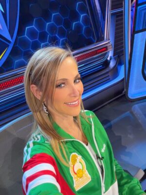 Inés Sainz Instagram - Yo muy feliz con mi nueva Chamarra Retro de @miseleccionmx @adidasmx así que muy a modo para entrar en el animo de los próximos partidos vs Panamá y Bolivia.
Por supuesto los tendremos por @aztecasiete @aztecadeportes