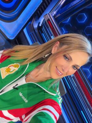 Inés Sainz Instagram - Yo muy feliz con mi nueva Chamarra Retro de @miseleccionmx @adidasmx así que muy a modo para entrar en el animo de los próximos partidos vs Panamá y Bolivia.
Por supuesto los tendremos por @aztecasiete @aztecadeportes
