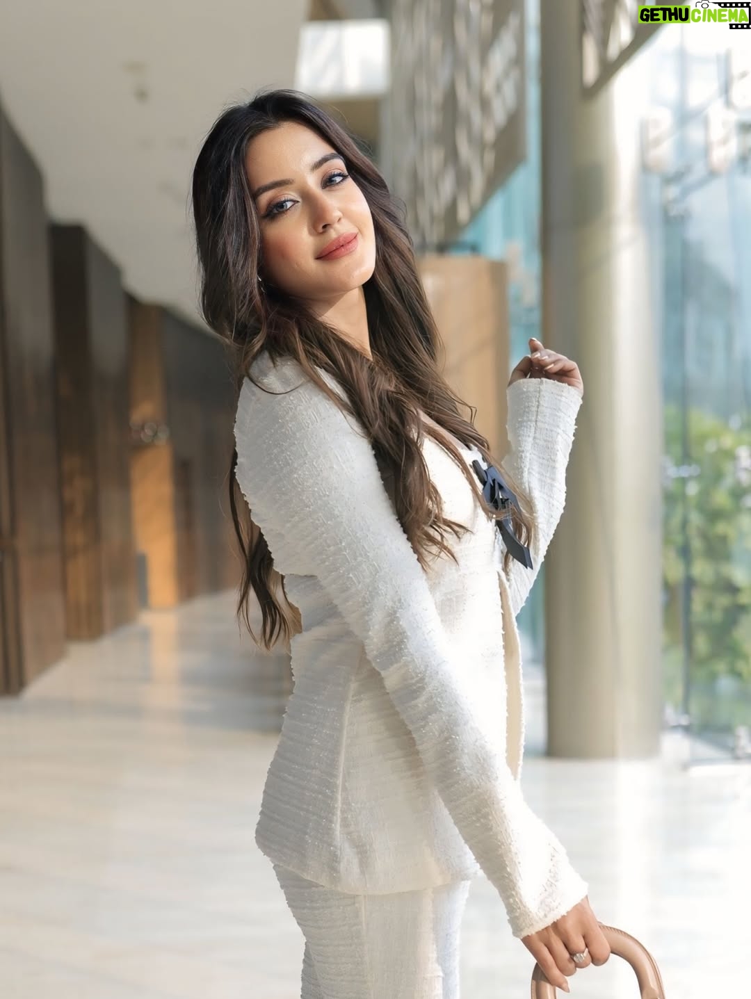 Insha Ghai - 9.4K Likes - So many of you asked about this look 🤍
Comment LINK and I’ll send you the outfit link 🔗 

[co ord set, monochrome outfit, winter outfit, classy outfit, neutral tones, tailored look, chic outfit, timeless style, minimal fashion, elegant fit]