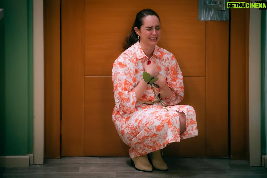 Irán Castillo - 549 Likes - Juanjo llega con flores y se encuentra con una decisión que duele más que cualquier ausencia. Para Nuria, el amor no puede estar por encima de lo más importante en su vida.
¿Crees que este adiós sea definitivo o solo una pausa obligada? #MiVerdadOculta de lunes a viernes 6:30 p.m. MEX #ConLasEstrellas 
@cmlaguillo ❤️‍🔥🍂