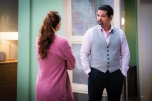 Irán Castillo Instagram - Iñigo vuelve a cruzar un límite y pone a las niñas en medio de su juego, justo cuando Nuria más vulnerable está. El enojo se convierte en distancia y el control toma otra forma.
¿Crees que Iñigo actúa por amor a sus hijas o solo para seguir manipulando a Nuria? #MiVerdadOculta de lunes a viernes 6:30 p.m. MEX #ConLasEstrellas 
@cmlaguillo ❤️‍🔥🍂