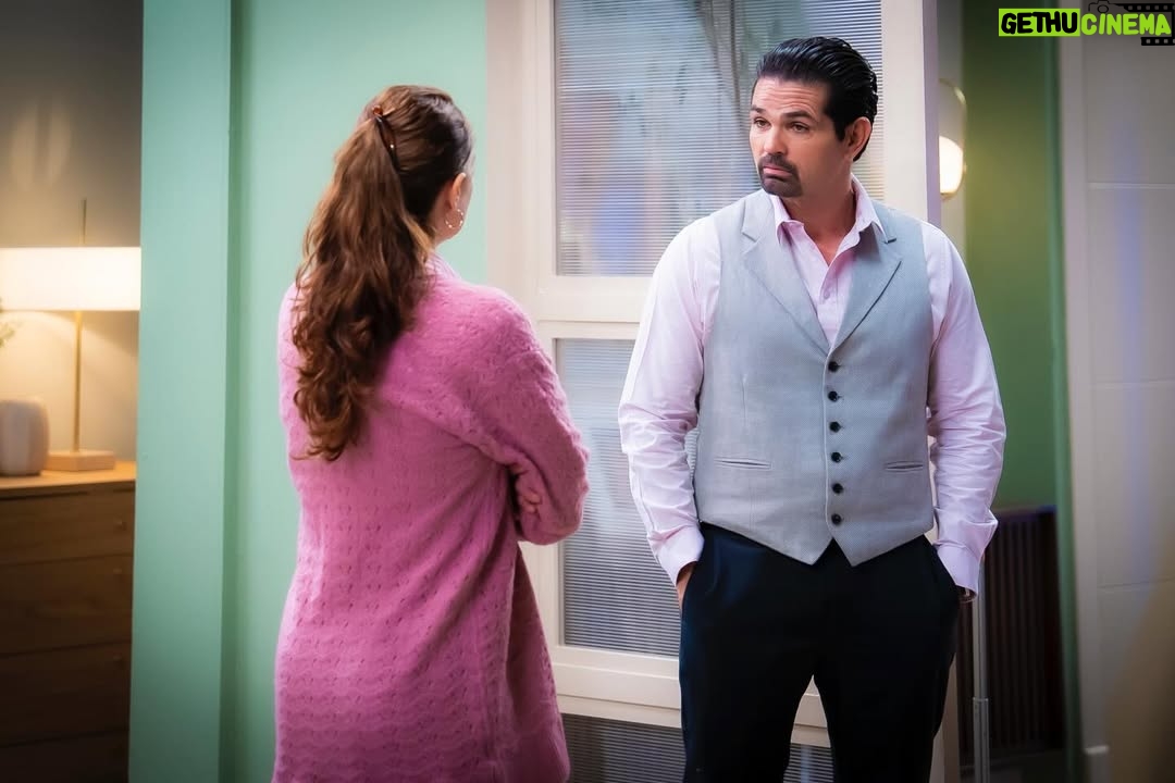 Irán Castillo - 246 Likes - Iñigo vuelve a cruzar un límite y pone a las niñas en medio de su juego, justo cuando Nuria más vulnerable está. El enojo se convierte en distancia y el control toma otra forma.
¿Crees que Iñigo actúa por amor a sus hijas o solo para seguir manipulando a Nuria? #MiVerdadOculta de lunes a viernes 6:30 p.m. MEX #ConLasEstrellas 
@cmlaguillo ❤️‍🔥🍂