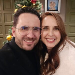 Irán Castillo Instagram - Ayer decíamos que el año empezó con todo… y sí.
Más allá de los discursos ideológicos que separan,
hoy nos une una fiesta universal:
los pajarillos cantan, el sol brilla con más fuerza
y, pese a cualquier nubarrón, todo parece recordarnos
que hay esperanza y que las cosas van a estar bien.

Es el CUMPLEAÑOS de @irancastillo 🎂✨
Para muchos que vean esto, quizá sea “solo” una artista más en su feed…
pero en la vida real es la estelar de nuestro hogar,
la productora ejecutiva de la familia,
la jefa del departamento de arte, catering
y asuntos inexplicables,
y la única persona capaz de convertir una ida por queso Oaxaca en un musical de Broadway.

Cantautora que toca el alma con sus composiciones,
mamá extraordinaria,
mujer congruente,
mi mejor amiga y cómplice,
simpática, amorosa
y profundamente bella desde cualquier ángulo
(en todas sus acepciones).

(Y sí… también la que casi siempre tiene la razón 😌).

Honestamente, todos deberían tener a alguien así en su vida.
La ciencia debería dejar de perder el tiempo creando armas y concentrar sus esfuerzos en clonarla,
porque tengo la firme sospecha
de que muchas guerras se acabarían
si cada quien tuviera un ser tan luminoso a su lado.

Una joya absoluta.
Y yo… oficialmente,
el hombre con más suerte del planeta.

El universo entero te celebra ✨
Te amo, mi cielo 🪷❤️🦚