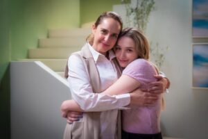 Irán Castillo Instagram - Nuria se ha permitido cambiar, abrirse a lo nuevo y Cecilia ha estado ahí en cada paso, sosteniéndola sin soltarla. A veces ese empujón que necesitas viene de una hermana que cree en ti incluso cuando tú dudas.
¿También crees que Ceci es el impulso que Nuria siempre necesitó? #MiVerdadOculta de lunes a viernes 6:30 p.m. MEX #ConLasEstrellas 
@cmlaguillo ❤️‍🔥🍂