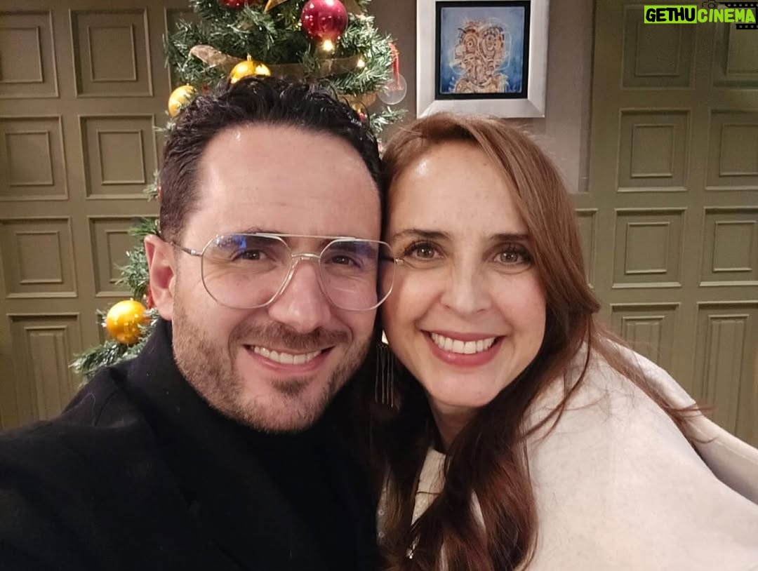 Irán Castillo - 3.7K Likes - Feliz año nuevo a todos!!🥰👏🏻🎊💫🎼🦋
Muchas gracias a la familia Barragán por su cariño y amor!!
Gracias mi vida  @pepe.ramosb un año más juntos!🥰🙏💕
Nos la pasamos muy lindo !!
Que ricos pasteles @maribegopasteles !!😋
Que este año sea un gran año para el mundo entero !!
🥰🙏💕🕉️