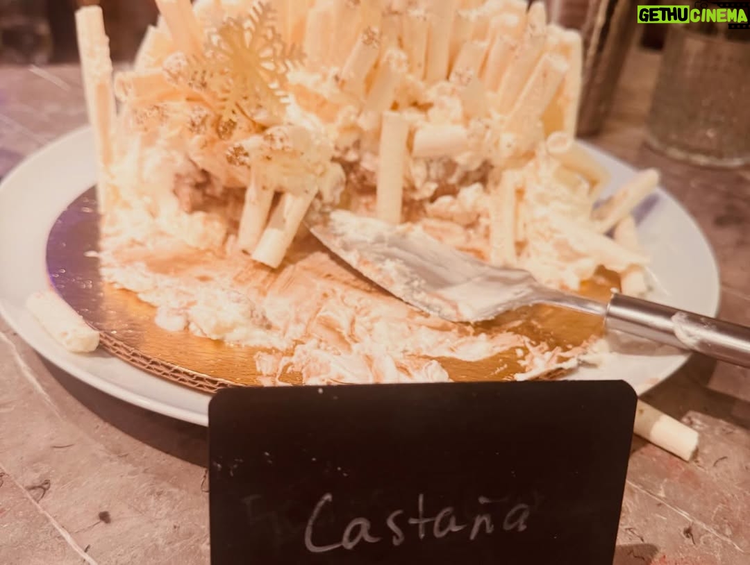 Irán Castillo - 3.7K Likes - Feliz año nuevo a todos!!🥰👏🏻🎊💫🎼🦋
Muchas gracias a la familia Barragán por su cariño y amor!!
Gracias mi vida  @pepe.ramosb un año más juntos!🥰🙏💕
Nos la pasamos muy lindo !!
Que ricos pasteles @maribegopasteles !!😋
Que este año sea un gran año para el mundo entero !!
🥰🙏💕🕉️