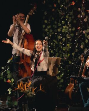 Irán Castillo Instagram - Gracias a todos los que fueron ayer @forodeltejedor !
Siempre un gusto cantar aquí! Gracias a todo el equipo del Tejedor !
Gracias a mis amigos ,mis fans ,mi familia por tanto amor y cariño !🥰 
Gracias @polymath.quixotic por hacer esto posible ,por tus fotos y por la decoración, @darinamx gracias amiga también por tu apoyo !
Éxito con tu sencillo!🥰🙏🎤
Gracias @izcacel @jc_aguifran @pepedomon son buenazos !!🎸🎉🎼
Gracias mami por siempre apoyarme y por tu amor @mpinzon5290 
Gracias @pepe.ramosb es un deleite verte ahí mandando todo tu amor y contención !
Los amo a todos 🥰🙏💕❤️