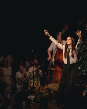 Irán Castillo Instagram - Gracias a todos los que fueron ayer @forodeltejedor !
Siempre un gusto cantar aquí! Gracias a todo el equipo del Tejedor !
Gracias a mis amigos ,mis fans ,mi familia por tanto amor y cariño !🥰 
Gracias @polymath.quixotic por hacer esto posible ,por tus fotos y por la decoración, @darinamx gracias amiga también por tu apoyo !
Éxito con tu sencillo!🥰🙏🎤
Gracias @izcacel @jc_aguifran @pepedomon son buenazos !!🎸🎉🎼
Gracias mami por siempre apoyarme y por tu amor @mpinzon5290 
Gracias @pepe.ramosb es un deleite verte ahí mandando todo tu amor y contención !
Los amo a todos 🥰🙏💕❤️