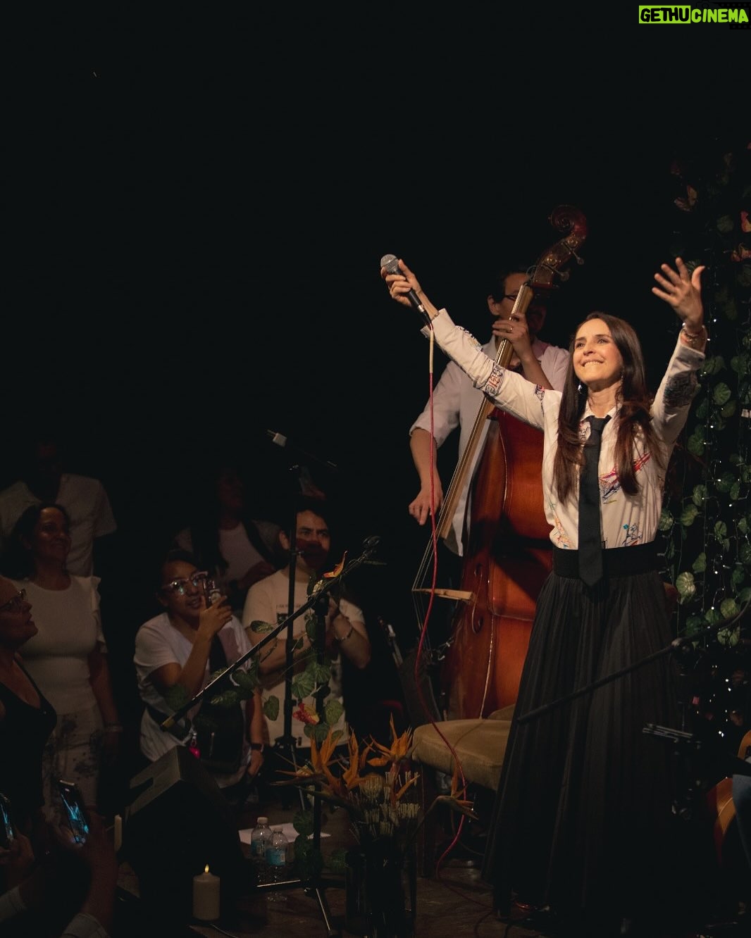 Irán Castillo - 3.3K Likes - Gracias a todos los que fueron ayer @forodeltejedor !
Siempre un gusto cantar aquí! Gracias a todo el equipo del Tejedor !
Gracias a mis amigos ,mis fans ,mi familia por tanto amor y cariño !🥰 
Gracias @polymath.quixotic por hacer esto posible ,por tus fotos y por la decoración, @darinamx gracias amiga también por tu apoyo !
Éxito con tu sencillo!🥰🙏🎤
Gracias @izcacel @jc_aguifran @pepedomon son buenazos !!🎸🎉🎼
Gracias mami por siempre apoyarme y por tu amor @mpinzon5290 
Gracias @pepe.ramosb es un deleite verte ahí mandando todo tu amor y contención !
Los amo a todos 🥰🙏💕❤️