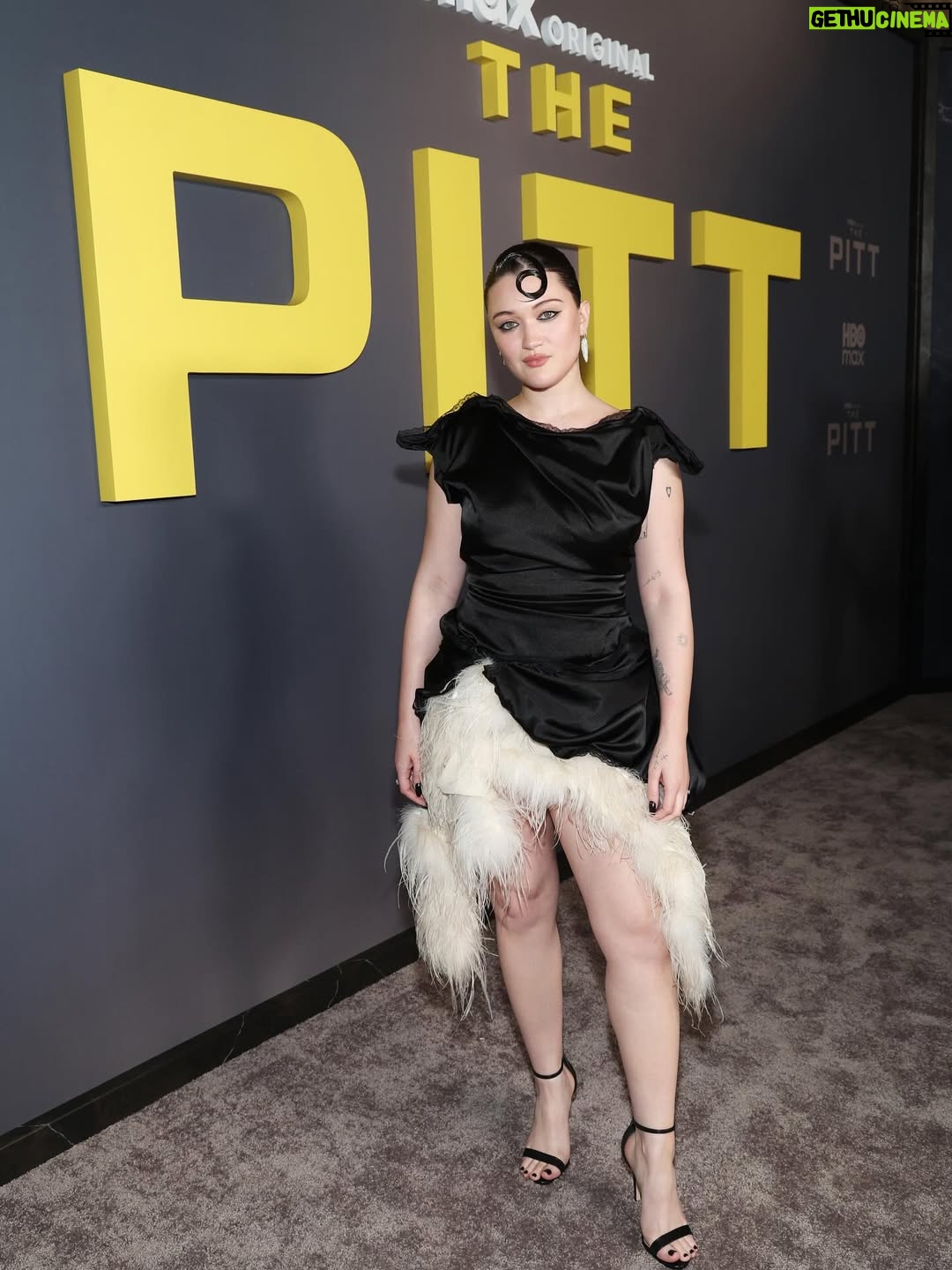 Isa Briones - 26.6K Likes - the black *swan of the ER
s2 tonight!!! #thepitt