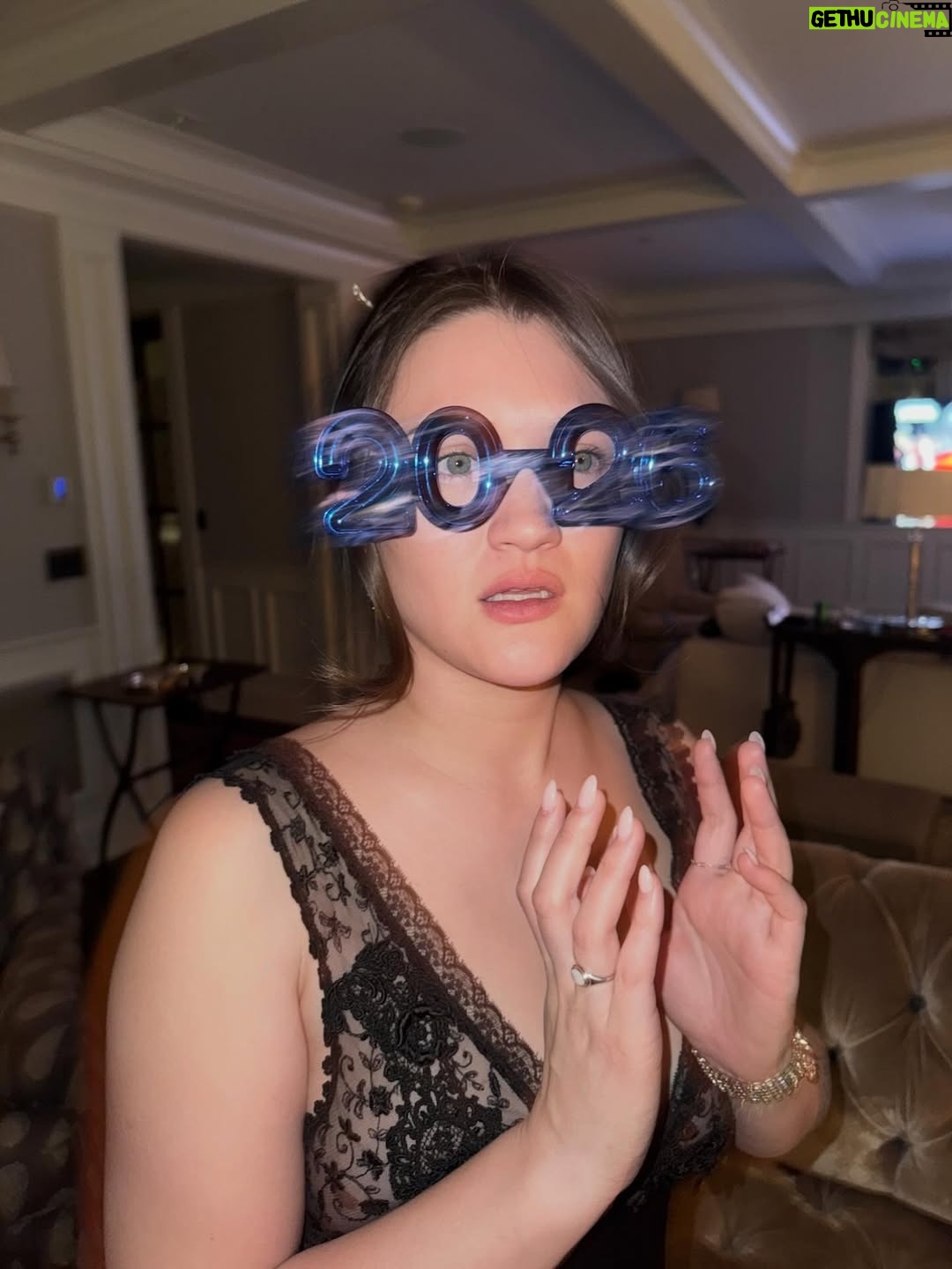 Isa Briones - 29.3K Likes - festiveeee