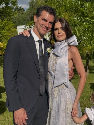 Isabel Macedo Instagram - L’amour💫🤍

💫Los vestidos de las chicas son de @malena_smock 
💫Y mi vestido soñado es de mi amado @byjorgerey