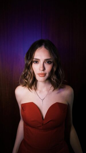 Isabelle Drummond Instagram - Bem-vindos à minha nova era!
Com Color Touch, de @wellaprobrasil, foi fácil abraçar uma fase super iluminada, pelas mãos de @jacksonnunesoficial. 

Em breve, você vai saber tudo sobre a nova era das cores de Color Touch. ✨
Pronta para se transformar também?

#WellaProfessionals #ColorTouch
