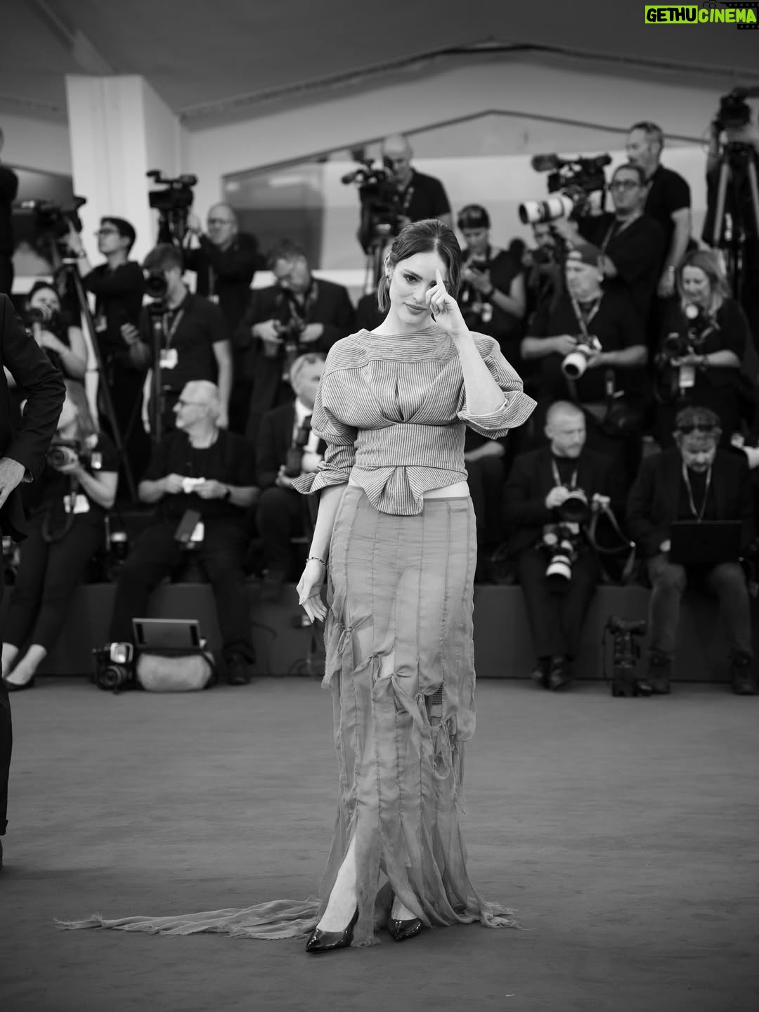 Isabelle Drummond - 43K Likes - frankestein, Guillermo Del Toro
venice, 2025

@camparibrasil