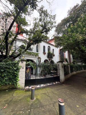 Isabelle Racicot Instagram - Mexico City! 

Quelle ville fascinante…pour son histoire, son architecture, ses grands espaces verts et ses restaurants ! J’ai marché, j’ai observé et j’ai trop mangé!!!!! Du centre historique, au quartier de Polanco en passant par la maison de Frida Kahlo à Coyoacan! J’ai tout aimé. 

À refaire !!
