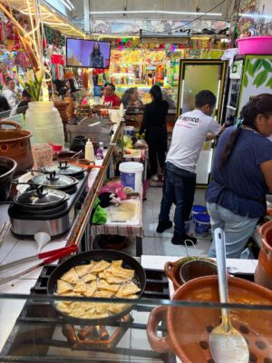 Isabelle Racicot Instagram - Mexico City! 

Quelle ville fascinante…pour son histoire, son architecture, ses grands espaces verts et ses restaurants ! J’ai marché, j’ai observé et j’ai trop mangé!!!!! Du centre historique, au quartier de Polanco en passant par la maison de Frida Kahlo à Coyoacan! J’ai tout aimé. 

À refaire !!