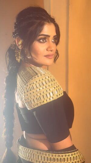 Isha Keskar Instagram - 🐈‍⬛🔱♠️⚜️🖤

Team @brewbackersmedia 
Styled by @nehachaudhary_ 
MUA @truptihairstylist04 @sujit.jagtap11 
Shot by @ipshita.db