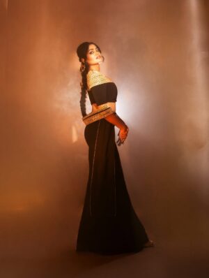 Isha Keskar Instagram - 🐈‍⬛🔱♠️⚜️🖤

Team @brewbackersmedia 
Styled by @nehachaudhary_ 
MUA @truptihairstylist04 @sujit.jagtap11 
Shot by @ipshita.db