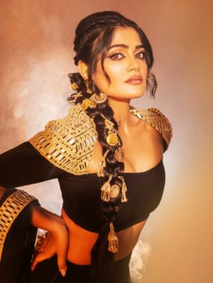 Isha Keskar Instagram - 🐈‍⬛🔱♠️⚜️🖤

Team @brewbackersmedia 
Styled by @nehachaudhary_ 
MUA @truptihairstylist04 @sujit.jagtap11 
Shot by @ipshita.db