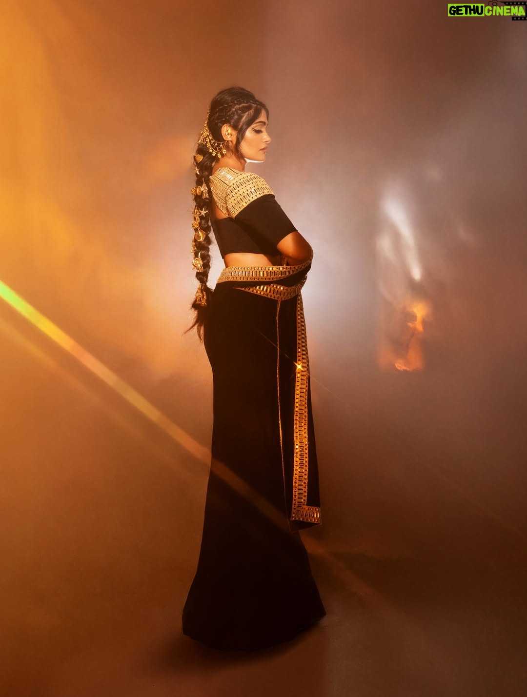 Isha Keskar - 69.4K Likes - 🐈‍⬛🔱♠️⚜️🖤

Team @brewbackersmedia 
Styled by @nehachaudhary_ 
MUA @truptihairstylist04 @sujit.jagtap11 
Shot by @ipshita.db
