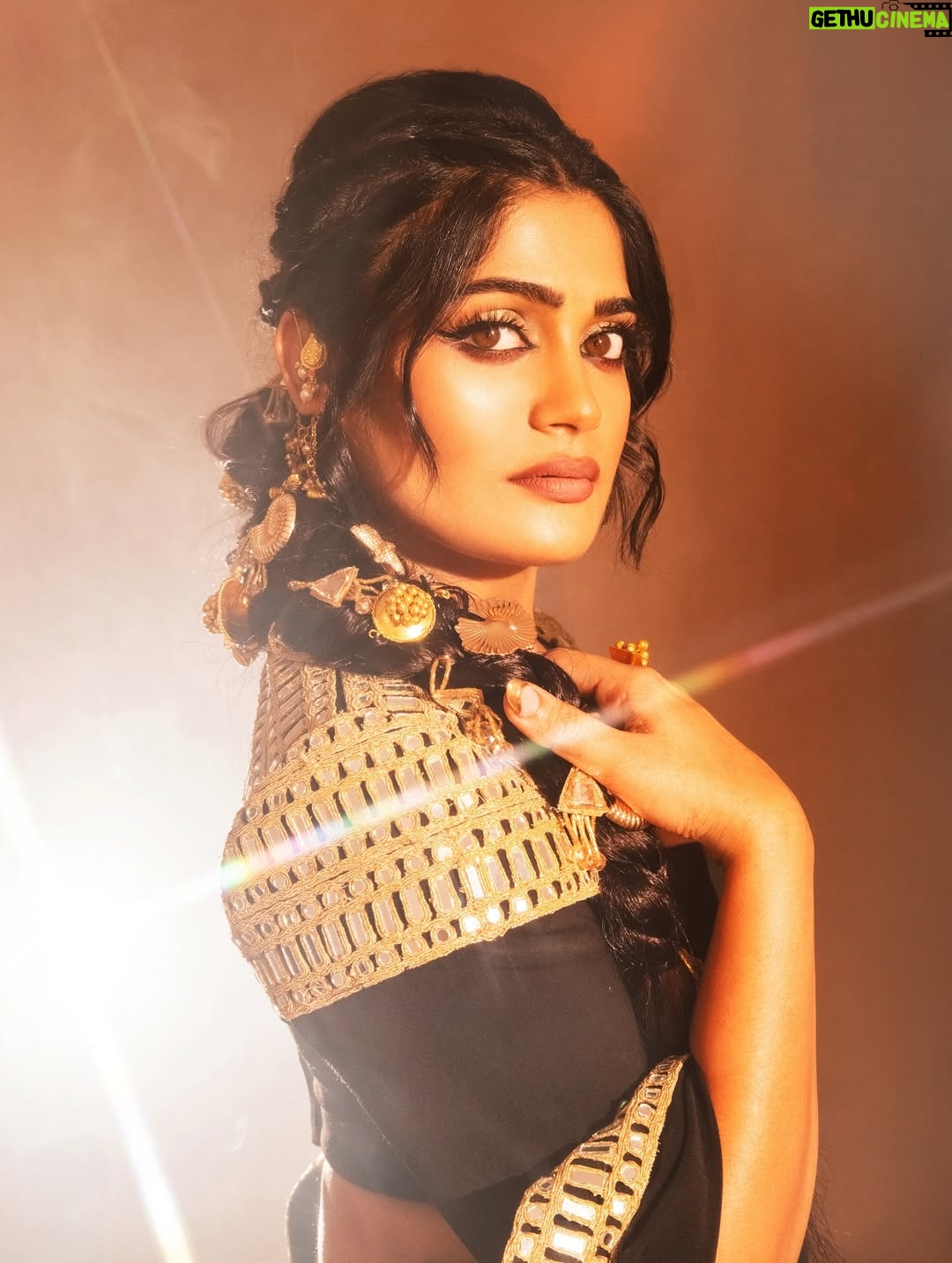 Isha Keskar - 69.4K Likes - 🐈‍⬛🔱♠️⚜️🖤

Team @brewbackersmedia 
Styled by @nehachaudhary_ 
MUA @truptihairstylist04 @sujit.jagtap11 
Shot by @ipshita.db