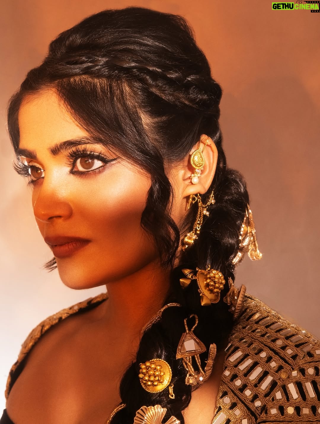 Isha Keskar - 69.4K Likes - 🐈‍⬛🔱♠️⚜️🖤

Team @brewbackersmedia 
Styled by @nehachaudhary_ 
MUA @truptihairstylist04 @sujit.jagtap11 
Shot by @ipshita.db