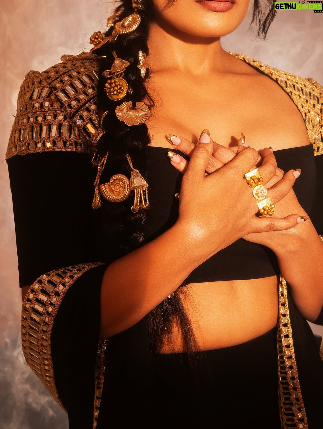 Isha Keskar - 69.4K Likes - 🐈‍⬛🔱♠️⚜️🖤

Team @brewbackersmedia 
Styled by @nehachaudhary_ 
MUA @truptihairstylist04 @sujit.jagtap11 
Shot by @ipshita.db